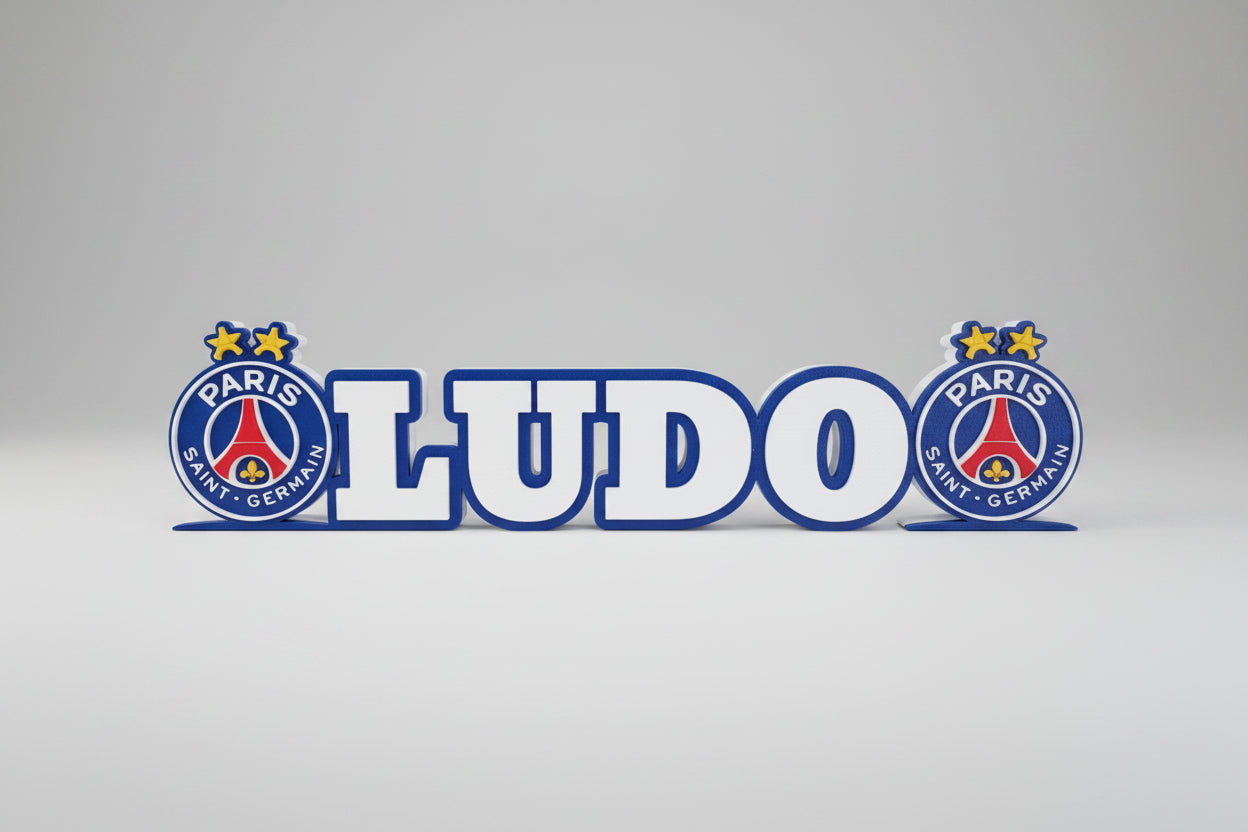 Logo de pied Paris en 3D personnalisé par Customcréa3D, affiché en image avec détails du logo sur fond neutre.