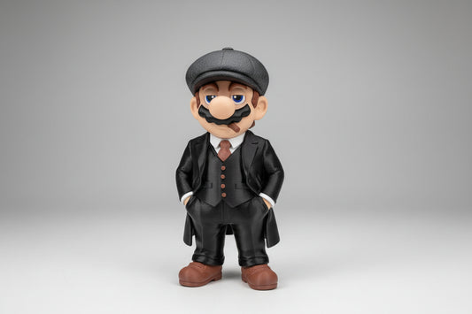 Figurine de plombier mafia en résine de Customcréa3D, personnage détaillé avec costume noir et chapeau, style cartoon.