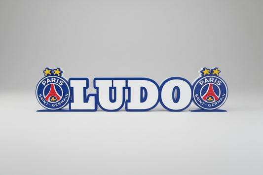 Logo de pied Paris en 3D personnalisé par Customcréa3D, affiché en image avec détails du logo sur fond neutre.