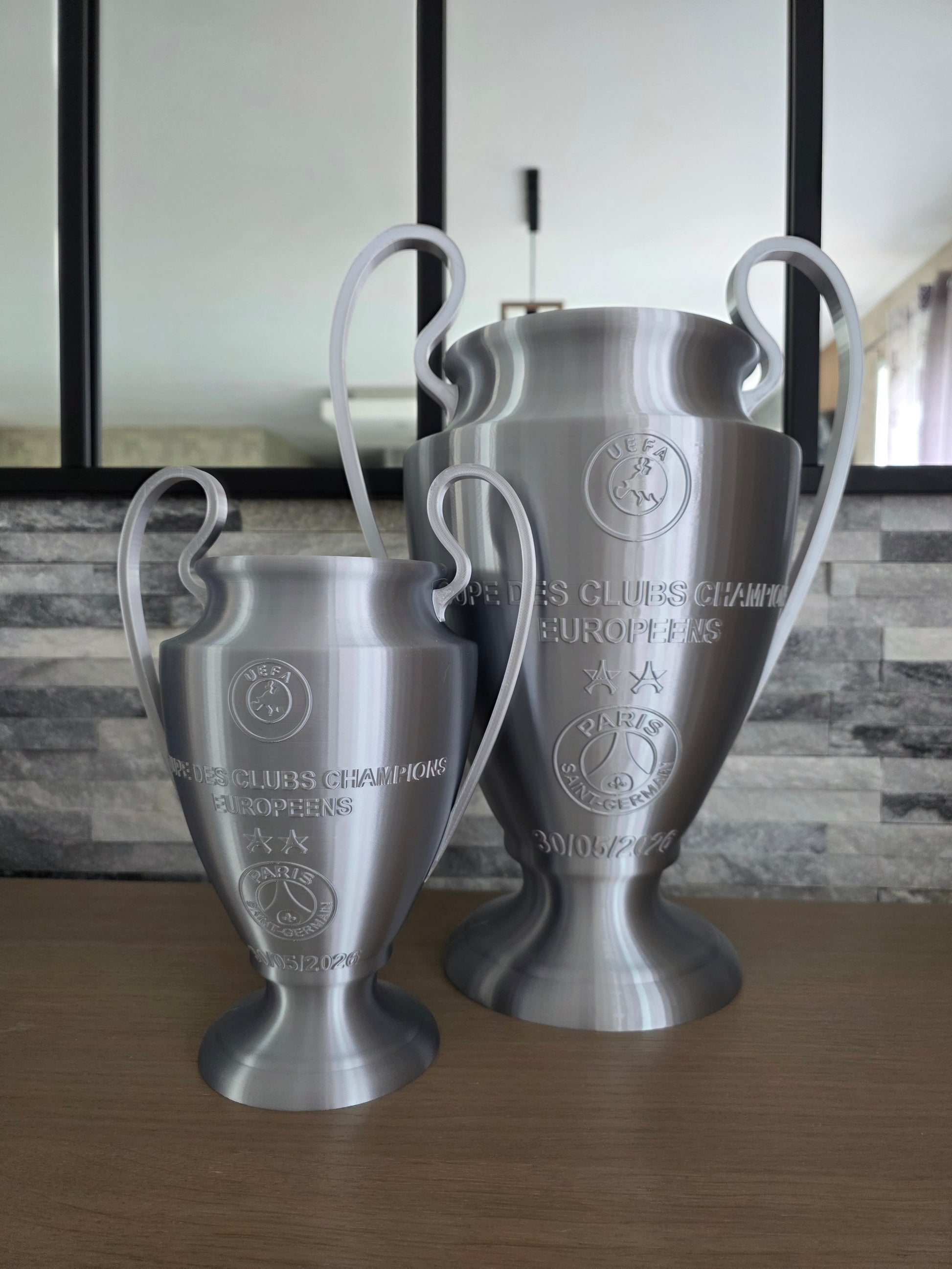 Figurine 3D UEFA PSG de 26 cm ou 40 cm, modèle personnalisé, représentant le logo UEFA et l'équipe Paris Saint-Germain en détail.