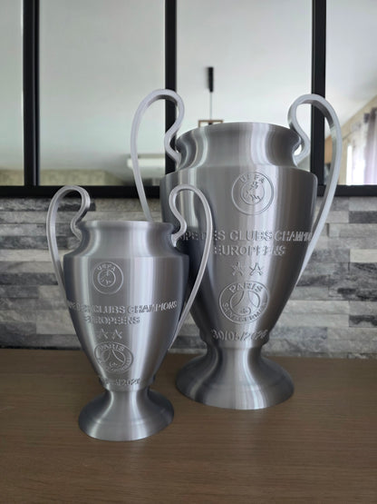 Figurine 3D UEFA PSG de 26 cm ou 40 cm, modèle personnalisé, représentant le logo UEFA et l'équipe Paris Saint-Germain en détail.