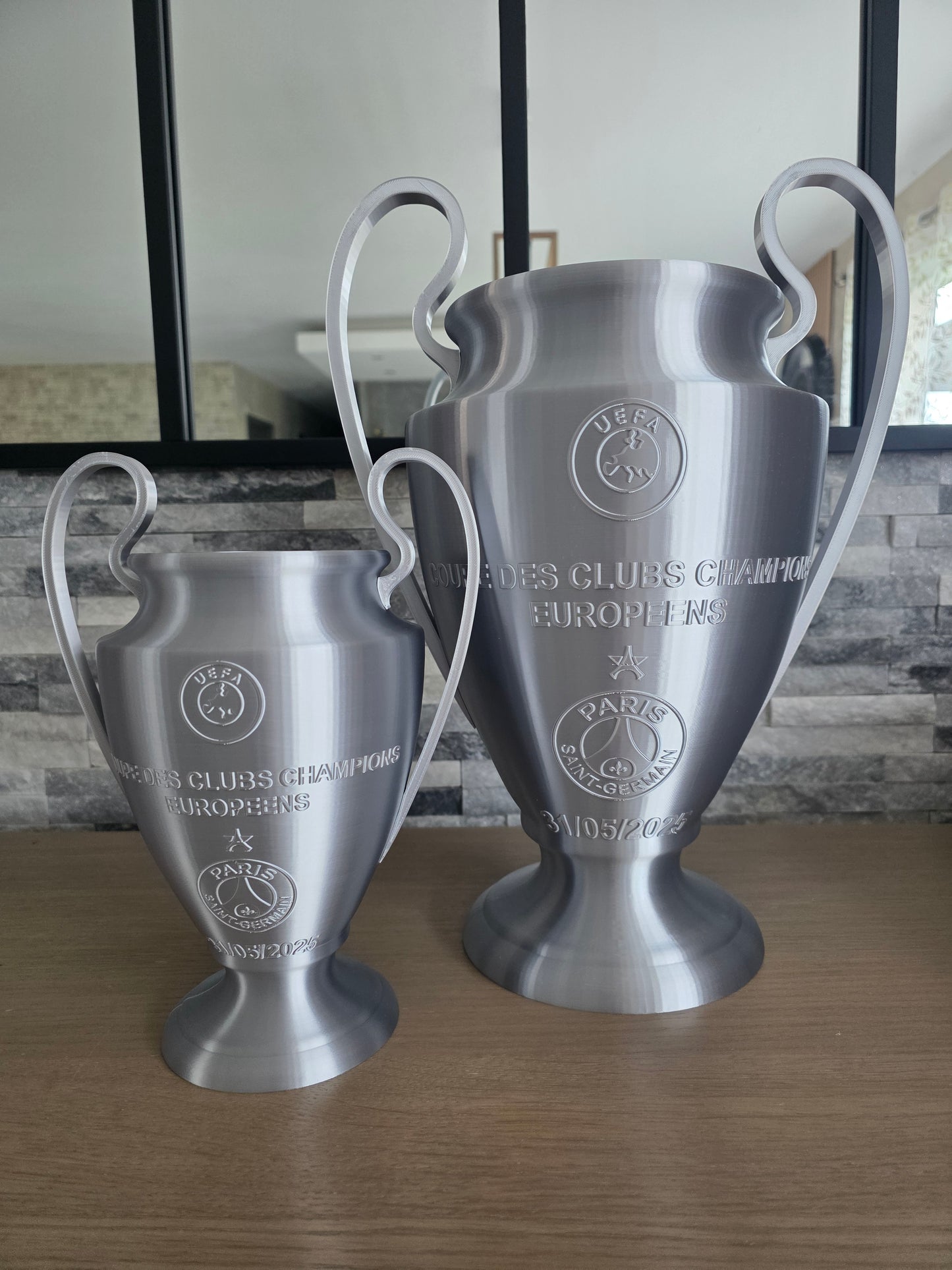 Figurine 3D de la Coupe UEFA PSG en taille 26 cm ou 40 cm, créée par Customcréa3D, visible sous différents angles.